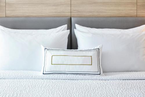 Ένα ή περισσότερα κρεβάτια σε δωμάτιο στο SpringHill Suites Indianapolis Carmel