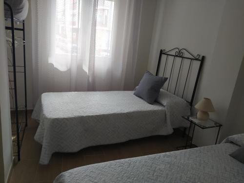 a bedroom with two beds and a window at Vivienda Turística Bufer Cazorla in Cazorla