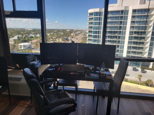 Χώρος καθιστικού στο Beautiful Ocean view Condo with huge TV