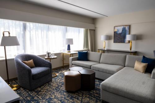 Χώρος καθιστικού στο DoubleTree by Hilton Tinton Falls-Eatontown