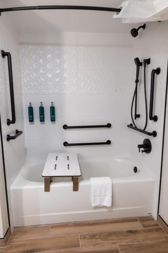Ένα μπάνιο στο DoubleTree by Hilton Tinton Falls-Eatontown