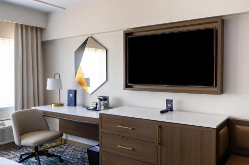 Μια τηλεόραση ή/και κέντρο ψυχαγωγίας στο DoubleTree by Hilton Tinton Falls-Eatontown