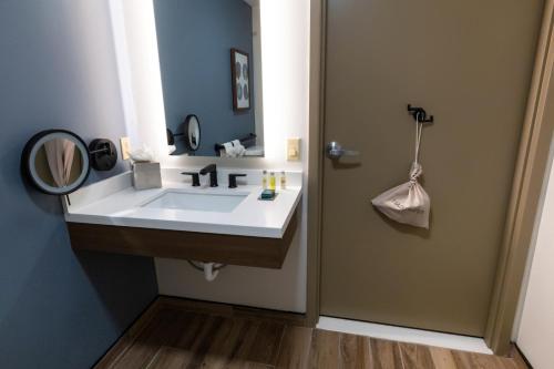 Ένα μπάνιο στο DoubleTree by Hilton Tinton Falls-Eatontown