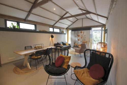 um quarto com cadeiras e uma mesa num quarto em Bed & Breakfast De Ruige Weide em Oudewater