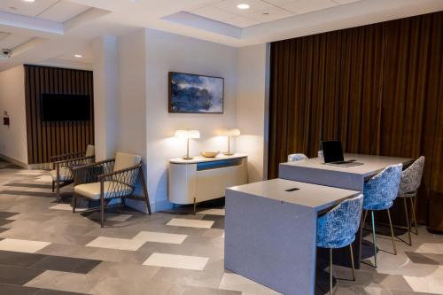 Χώρος καθιστικού στο DoubleTree by Hilton Tinton Falls-Eatontown