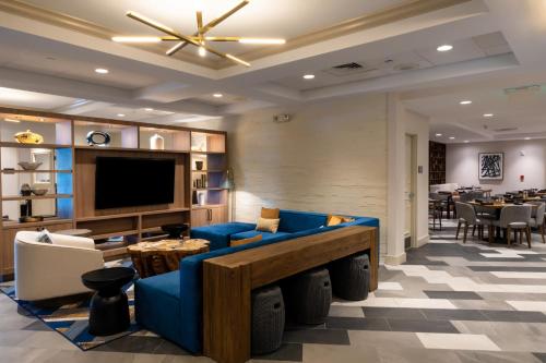 Μια τηλεόραση ή/και κέντρο ψυχαγωγίας στο DoubleTree by Hilton Tinton Falls-Eatontown