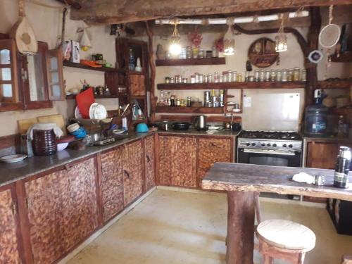 uma grande cozinha com armários de madeira e um fogão em Shamofs Farm em Siwa
