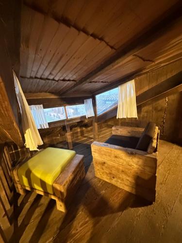 Ein Sitzbereich in der Unterkunft Cabañas Del Valle