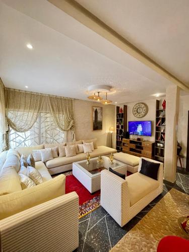 馬拉喀什的住宿－Dar Si Allal，客厅配有白色沙发和电视