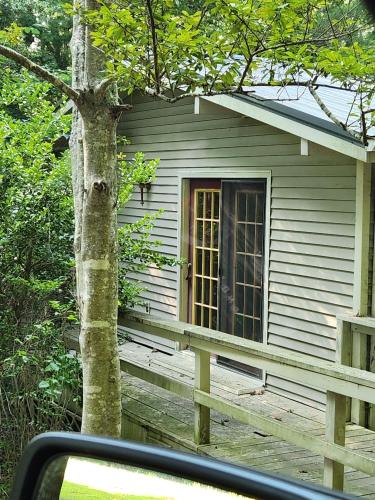 Casa pequeña con ventana en el porche en Lakeside Dream, en Estill Springs