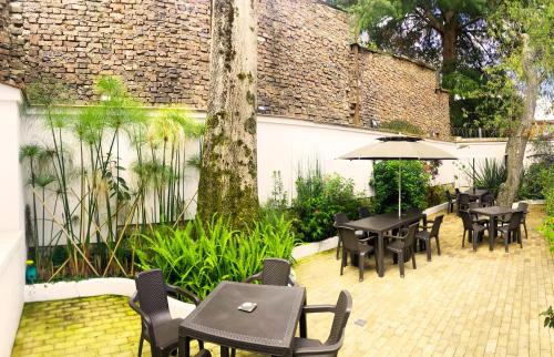 波哥大的住宿－Granada Hostel，一个带桌椅和遮阳伞的庭院