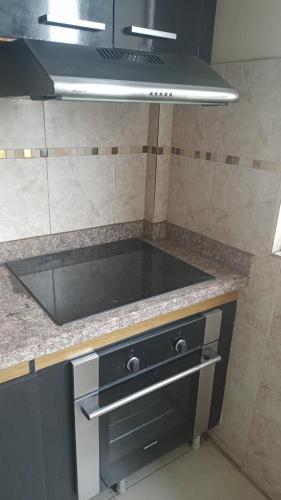 uma cozinha com um lavatório e um fogão em Barlovento1 em Esmeraldas