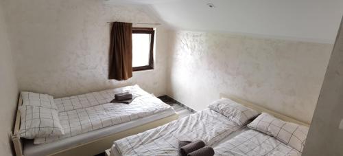 two beds sitting next to each other in a bedroom at Apartman 67 in Divčibare