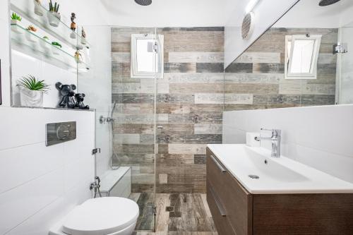une salle de bain avec toilettes et lavabo dans l'établissement Premium 1BD apartment near the beach W/Balcony, à Tel Aviv
