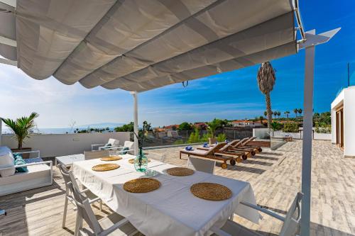 Balkón nebo terasa v ubytování Fabulous contemporary 5 bedroom villa with private heated pool, sleeps max 13