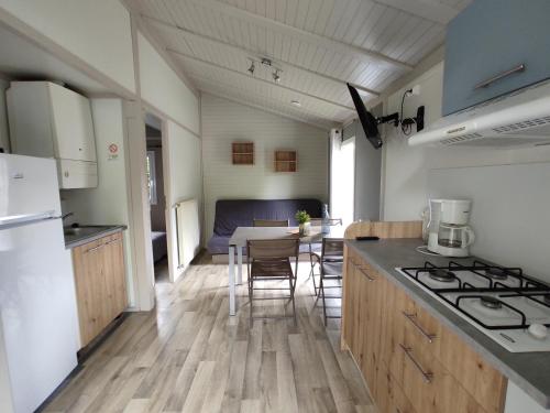 Dapur atau dapur kecil di Camping le Rouge Gorge **** 10' Puy du Fou