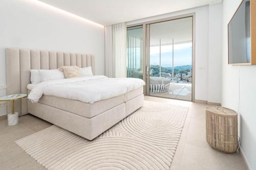 1 dormitorio blanco con 1 cama grande y balcón en TVB211 - Luxury Mountain resort, by roomservices, en Benahavís