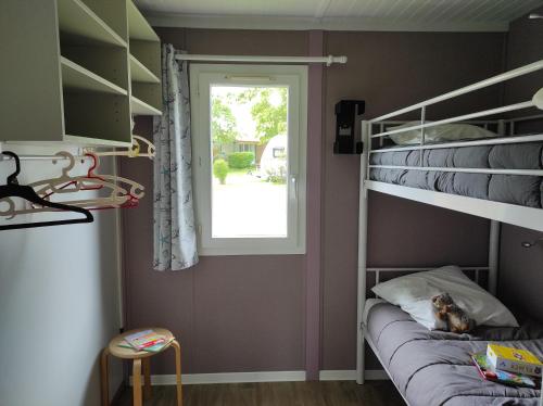 Katil atau katil-katil dalam bilik di Camping le Rouge Gorge **** 10' Puy du Fou