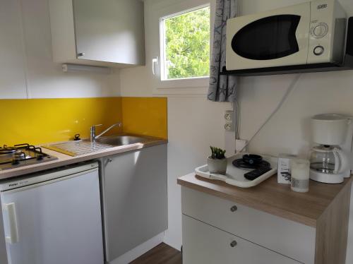 Dapur atau dapur kecil di Camping le Rouge Gorge **** 10' Puy du Fou