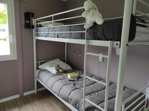 Katil atau katil-katil dalam bilik di Camping le Rouge Gorge **** 10' Puy du Fou