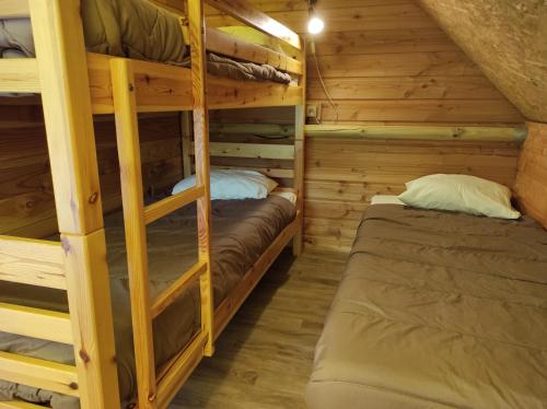 Katil atau katil-katil dalam bilik di Camping le Rouge Gorge **** 10' Puy du Fou