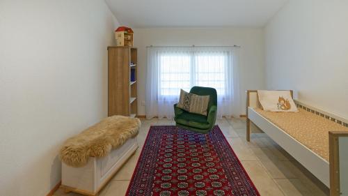 采爾馬特的住宿－Chalet Michelangelo，客厅配有绿椅和红色地毯