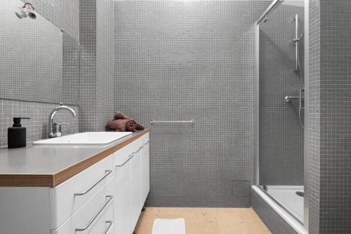 une salle de bain avec un lavabo et une douche dans l'établissement CentreVille T3 Cosy French Style, à Carcassonne