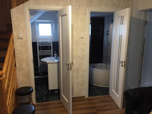 ein Badezimmer mit einem WC, einem Waschbecken und einer Badewanne in der Unterkunft Casa Emil in Botuş