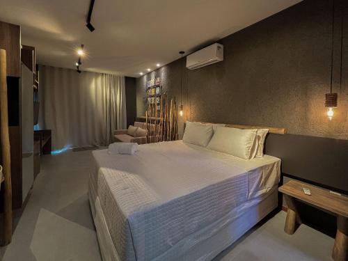 - une chambre avec un grand lit dans l'établissement Gamboa Patacho Apto 002 Bloco B - ER Hospedagens, à Porto de Pedras