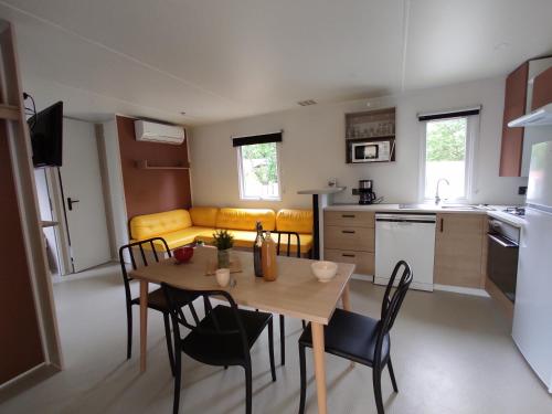 Dapur atau dapur kecil di Camping le Rouge Gorge **** 10' Puy du Fou