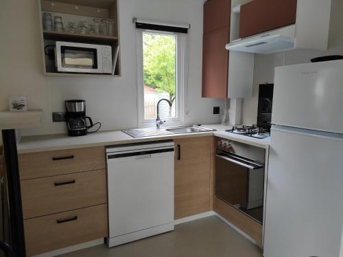 Dapur atau dapur kecil di Camping le Rouge Gorge **** 10' Puy du Fou