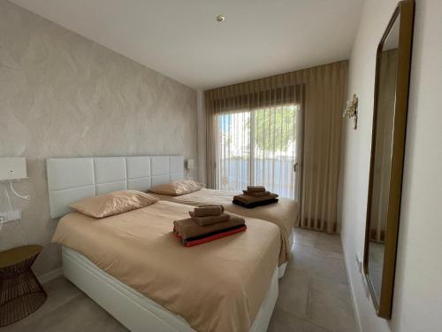 Llit o llits en una habitació de Intermobiliaria Rentals - Urbanización South Bay III 3D Modern apartment