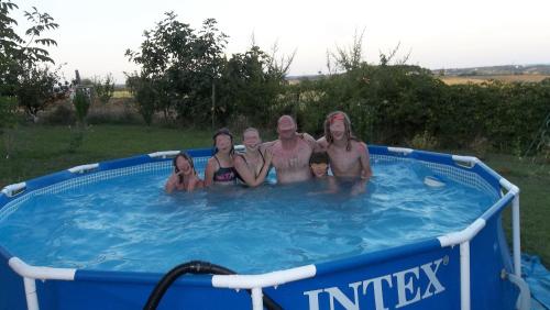 um grupo de pessoas em uma banheira de hidromassagem em Maison de 3 chambres avec piscine partagee jardin clos et wifi a Moissac em Moissac