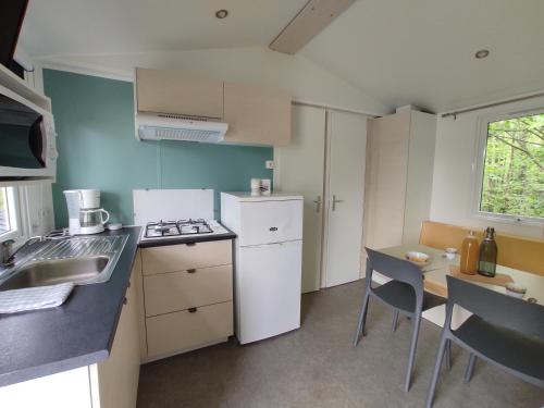 Dapur atau dapur kecil di Camping le Rouge Gorge **** 10' Puy du Fou