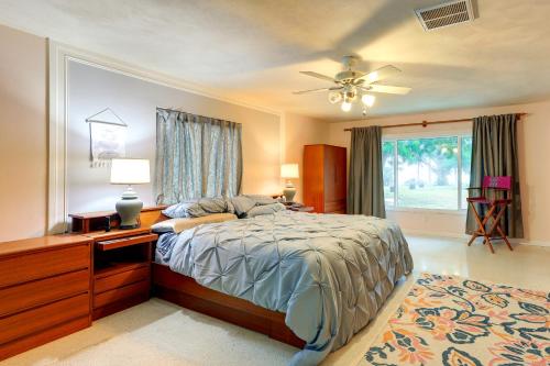 een slaapkamer met een bed, een dressoir en een raam bij Waterfront Treasure Coast Home with Pool and Lanai! in Fort Pierce