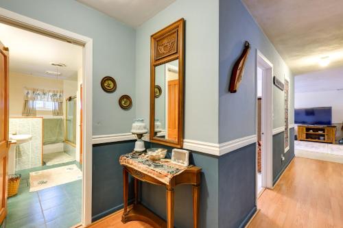 een kamer met blauwe muren en een tafel met een spiegel bij Waterfront Treasure Coast Home with Pool and Lanai! in Fort Pierce