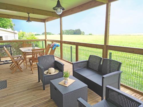 Balkoni atau teres di Camping le Rouge Gorge **** 10' Puy du Fou