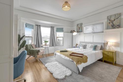 A bed or beds in a room at Urban oasis close to Bart, shops, restaurants in oakland