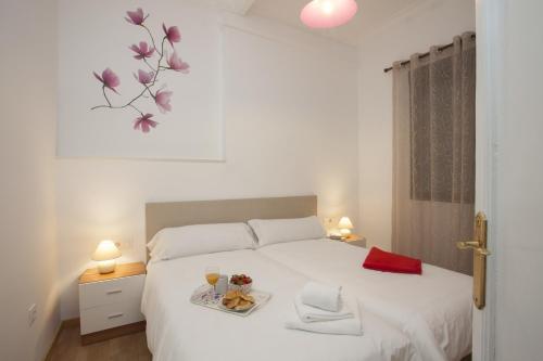 een slaapkamer met een bed met een dienblad met eten erop bij SingularStays Seu Catedral in Valencia
