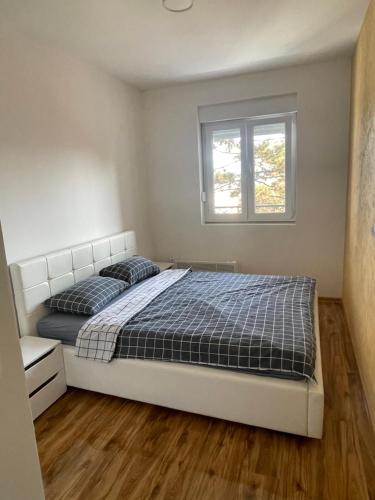 a bedroom with a bed and a window at Stan na dan Bratunac in Bratunac