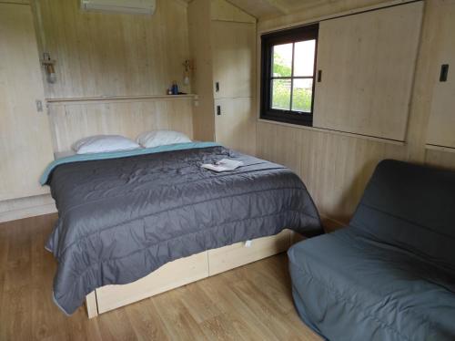 Katil atau katil-katil dalam bilik di Camping le Rouge Gorge **** 10' Puy du Fou
