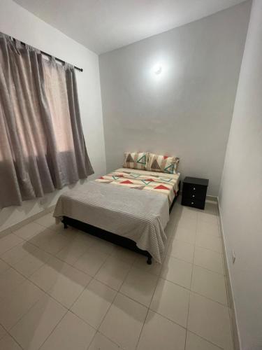 małe łóżko w pokoju z oknem w obiekcie Casa Medellin w mieście Medellín