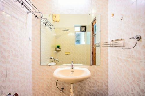 ベノーリムにある'Golden Sand Dunes' 1bhk Benaulim beach apartmentの洗面台と鏡のあるバスルーム