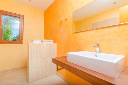 セス・サリネスにある4 bedrooms villa with private pool enclosed garden and wifi at Illes Balears 8 km away from the beachのバスルーム(白い洗面台、鏡付)