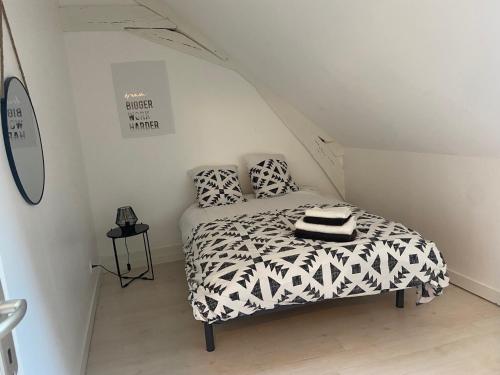 a small bedroom with a bed in a attic at Le Duplex d'Auron in Bourges