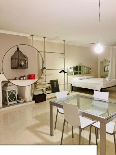 a room with a table and chairs and a bed at UN PUNTO A VERONA in Verona