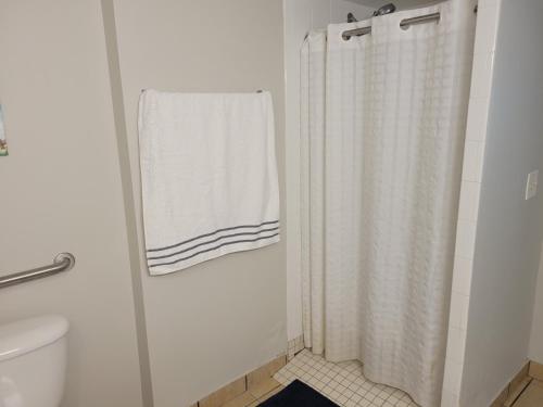 Ένα μπάνιο στο Beautiful Ocean view Condo with huge TV