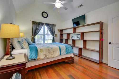 um quarto com uma cama e uma janela em High Point Vacation Rental with Private Deck! em High Point