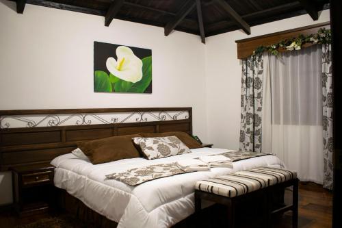 1 Schlafzimmer mit 2 Betten in einem Zimmer in der Unterkunft Chuquiragua Lodge & Spa in Machachi