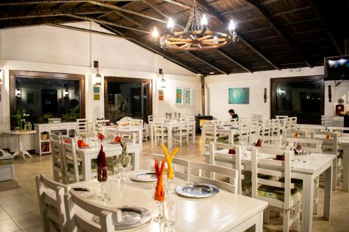 een eetkamer met witte tafels en witte stoelen bij Chuquiragua Lodge & Spa in Machachi